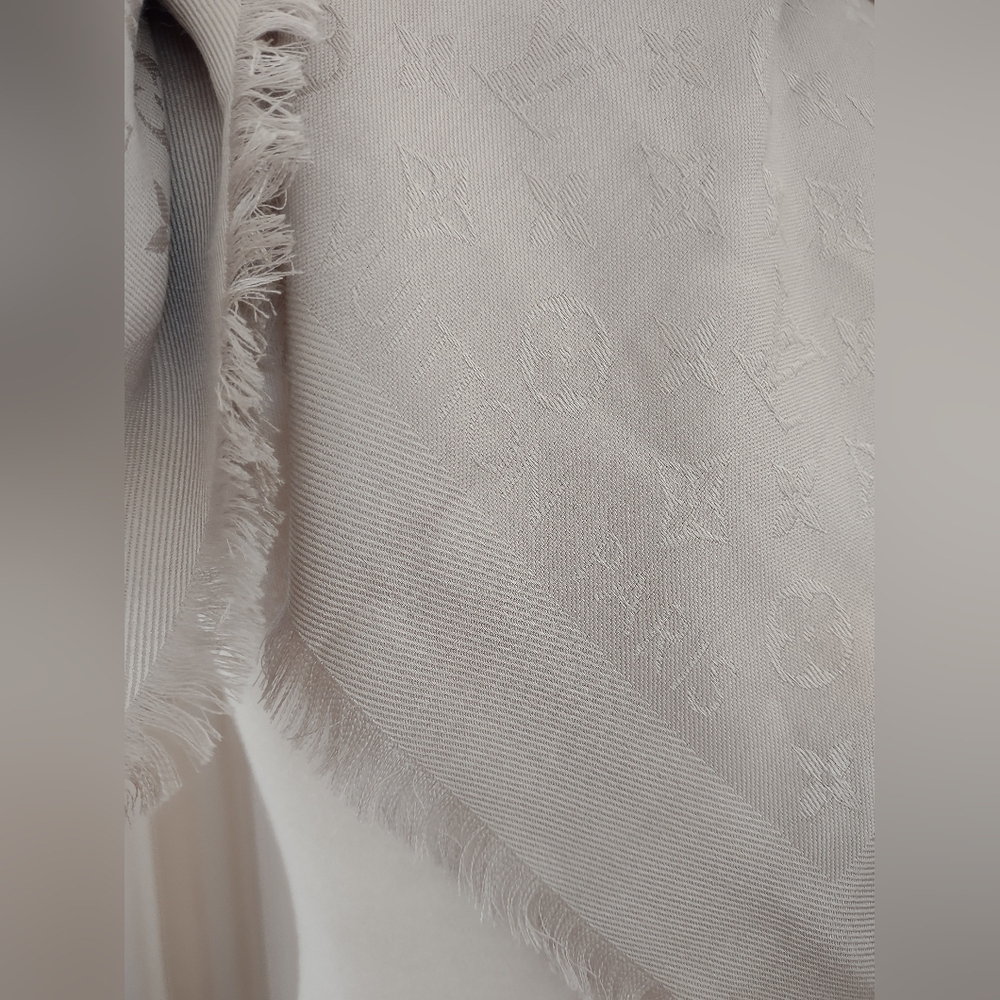 Louis Vuitton Monogram Chale Shawl - Picture 7 of 9